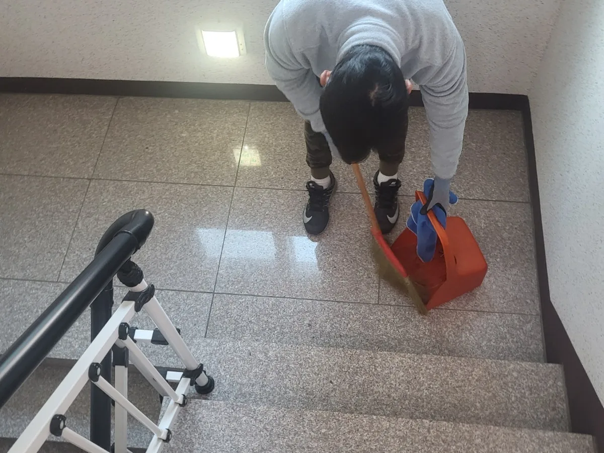 김해시 무계동 빌라 공동현관 장비 주변 정밀 위생청소 사례 - 행진크린