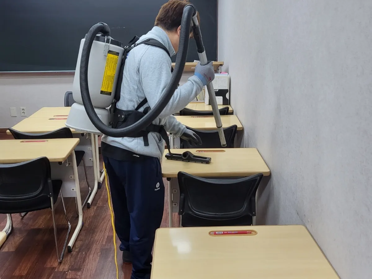밀양시 산외면 학교 현관·중앙홀 바닥 위생청소 사례 - 행진크린