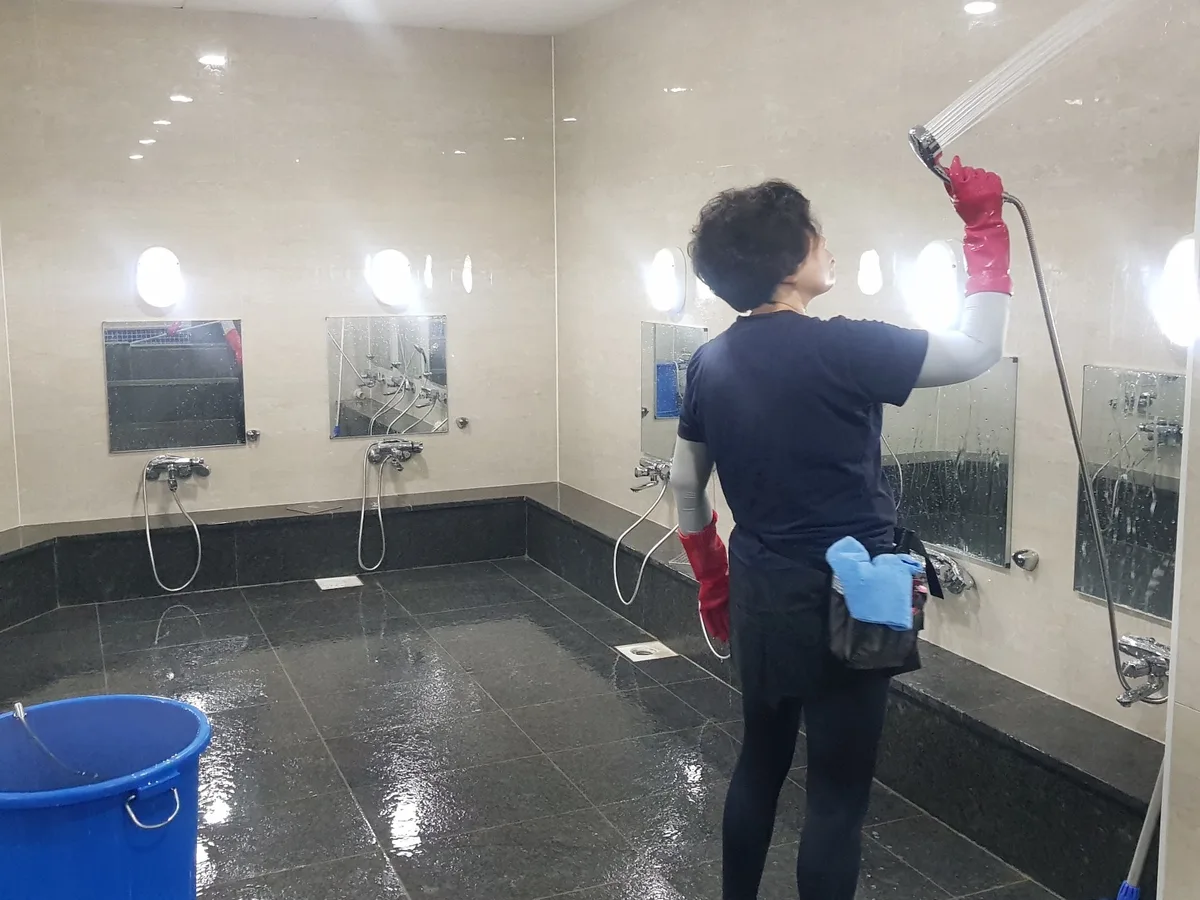함안군 여항면 목욕탕 탈의실·파우더룸 바닥 위생청소 사례 - 행진크린